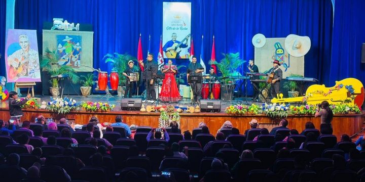 Concierto Final y Premiación del concurso de música y Canto Regional «Otto de la Rocha» realizado en el centro cultural Felipe Urrutia, Estelí